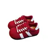 Tênis de treinamento alemães vermelhos versáteis de sola grossa estilo Birkenstock para mulheres, novos tênis esportivos casuais populares do outono de 2026 para mulheres