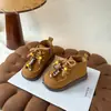 Moda Infantil Botas Amarelas Pequenas 2025 Outono Novo Camurça Leve Pequenas Coloridas Estilosas Versáteis Fofas Casuais Sapatos Infantis