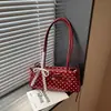 Bolsa de axila de nicho transfronteiriça super popular para mulheres, nova bolsa baguette de bolinhas da moda de verão de 2026 para trabalho e deslocamento