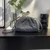 Bolsa Nuvem Camurça Fosca Retrô Boca Dourada Bolsa Tecida à Mão 2025 Nova Bolsa de Mão Pregueada Formato Dumpling