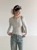 Camisa base feminina versátil estilo garota ousada, manga longa, gola henley cinza estilo coreano, com botões, elástica, design para primavera e outono