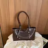 2026 Nueva Bolso de Mezclilla Lavada Simple de Gran Capacidad Bolso de Hombro Vintage con Remaches Desgastados Bolso para el Trabajo Debajo del Brazo