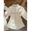 Chaqueta de plumón con una capa interior forrada de forro polar, una capa base térmica de grafeno ajustada y una chaqueta exterior de corte entallado para abrigarse.