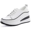Sapatos de Plataforma com Solado Grosso para Comércio Exterior Feminino 2025 Outono Novo Estilo Coreano Fashionáveis Sapatos Brancos, Confortáveis e Não Cansativos Sapatos Casuais