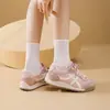 Tênis de treino alemães versáteis com cadarço retrô para mulheres, novos tênis casuais brancos de outono de 2026, sapatos femininos populares planos antiderrapantes