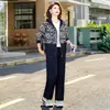 Conjunto casual de dos piezas de otoño para mamá, una opción elegante y moderna para mujeres de mediana edad este año, que ofrece un look chic y juvenil con un conjunto deportivo casual.