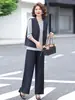 Atuendo otoñal elegante y casual para mujeres de mediana edad y mayores: una nueva colección de otoño con un chaleco holgado que favorece la figura y un elegante conjunto de tres piezas