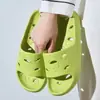 Sandalias tipo chancla de oso de dibujos animados simples con múltiples agujeros para drenaje, suaves y cómodas para hombres y mujeres, adecuadas para el uso diario y el lavado, disponibles en grandes cantidades