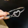 Pulsera Corazón de Zirconia Chapada en Oro Real de 18 Quilates, Lujo Accesible, Gama Alta, Pulsera Exquisita, Moda, Versátil y Elegante Joyería de Mano para Mujeres