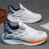 Sapatos Masculinos 2026 Novo Verão Respiráveis Malha Fly-Knit Casual Esportivos Corrida Amortecimento Aumento de Altura Brancos Estilo Dad