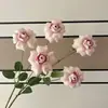 Flores de rosa artificiales de nuevo estilo, tipo flip-flap con borde rizado, para decoración de habitaciones de boda, arreglos de lugares de boda, paisajismo de centros comerciales y decoraciones de escaparates