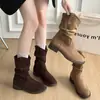 Botas Western de camurça simples e retrô para mulheres, nova coleção de outono de 2026, com design plissado e franzido, salto médio e estilo de bota curta.