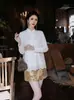 Blusa Patchwork de Renda Estilo Chinês Nova e Fashion, Camisa Nova Moda Primavera com Design de Botão para Mulheres P0113