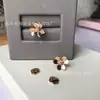 Vanjia Chapado en Oro de 18 Quilates Pétalo de Trébol Diamante Completo Cadena para Clavícula de Trébol Lujo Ligero Colgante de Flor Única Anillo de Flor