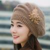 Gorro de lana con flores para mujer, boina de piel de conejo gruesa de terciopelo para exteriores, cálido, de punto, con protección para las orejas, moda de otoño e invierno