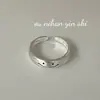 Anillo Abierto Apilable de Cara Sonriente Smiley con Acabado Mate Cepillado de Plata de Ley S925 Ounihan para Mujer, Alta Gama
