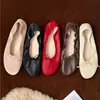 Versión de piel de cordero del mismo estilo que los zapatos de ballet uva para mujer, con lazo, parte superior suave, suela suave, zapatos tipo rollo de huevo, zapatos planos bajos retro de un solo color