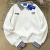 Moletom com Gola Polo Estampada de Letras, Marca Moderna Estilo Americano para Mulheres, Modelo Outono/Inverno 2025, Forrado com Fleece, Quente, Estilo Casal, Blusa de Corte Solto