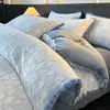 Juego de cuatro piezas de terciopelo tallado tridimensional de leche, funda nórdica y juego de sábanas de pelo de conejo engrosado para invierno, adecuado para dormitorios de estudiantes
