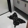 Tapete de terra de diatomáceas com estampa de borboletas de bolinhas pretas, adequado para uso doméstico, hall de entrada, banheiro, absorvente, antiderrapante e resistente ao desgaste