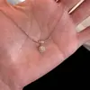 Popular en Xiaohongshu: Collar de cubo pequeño con forma de nudo, simple y versátil, lujo ligero, nicho, alta gama, diseño de moda, cadena para la clavícula