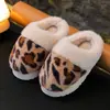 Nueva colección de invierno: Pantuflas de algodón con estampado de leopardo para niños, unisex, con forro grueso y afelpado para abrigar, adecuadas para usar en interiores. Disponible para envío directo