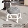 Taburete Pequeño Giratorio con Ruedas para Uso Doméstico, Taburete Bajo con Soporte Lumbar, Respaldo Acolchado Grueso Silencioso y Suave, Silla Pequeña con Ruedas para Movilidad y Estar Sentado Largo