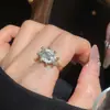 Anel Geométrico Aberto com Strass Colorido Europeu e Americano Cruzado Moda Leve Luxo Toque de Alto Padrão Anel para Dedo Indicador Versátil para o Dia a Dia