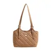 Bolso de axila de nicho coreano para mujer, bolso tote acolchado de moda nuevo y moderno 2026, bolso versátil de gran capacidad para el día a día