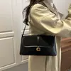 Nova Bolsa de Ombro Estilo Baguete Vintage de Nicho para Mulheres, Novo Modelo 2026, Bolsa Quadrada Pequena com Toque de Luxo, Versátil Transversal e de Ombro