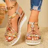 Sandalias de mujer de tacón de cuña versátiles listas para enviar para comercio exterior, nuevas sandalias de exterior transfronterizas para mujer de suela gruesa y punta abierta