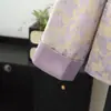 Abrigo de otoño de alta gama para madres en supermercados, chaqueta bordada estilo chino nuevo súper elegante para mujeres de mediana edad mayores de 50