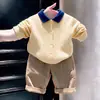 Conjunto novo outono e primavera 2026 para meninos e meninas: suéter de tricô amarelo, cardigã de tricô e calça casual cáqui