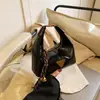 Bolsa Pequeña Súper Caliente para Multitud Pequeña Otoño e Invierno para Mujer 2024 Nueva Popular Versátil Bandolera Bolsa Dumpling Exquisita Mini Bolsita Pequeña