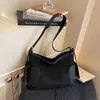 Nova Bolsa de Ombro Feminina Suede Cor Sólida de Grande Capacidade para 2026, para Uso no Dia a Dia e Transversal