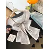 Camisa de manga corta con retazos de lunares en dos tonos, imitación de dos piezas, para mujer, top corto de verano ajustado con fruncido en la cintura, hueco