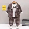 Ropa infantil transfronteriza primavera y otoño nuevo traje para niño traje de manga larga traje a cuadros corbata de lazo conjunto de tres piezas de manga larga una generación de pelo