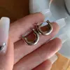 Pendientes de Aro Medios Redondos Lisos de Textura Metálica Minimalista Moda Puños de Oreja Simples para Mujer Ovalados Personalidad Versátiles Pequeños Accesorios de Pendientes de Aro