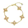 Pulsera de Cinco Flores con Mortero de Cruz de Diamante Completo de un Solo Lado Joyería de Mortero de Diamante Deslumbrante Dorado Antiguo para Mujeres