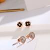 Pendientes de acero de titanio con diseño de trébol de cuatro hojas, ligeros y de lujo, con pequeños aromas y mariscos en blanco y negro, venta al por mayor de fábrica para mujer.