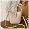 Bolso Grande de Alta Gama Retro para Mujer 2025 Nueva Moda Bolso de Hombro Cruzado para Viajes Diarios Bolso de Mano Versátil Bolso Cubo