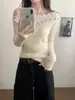 Top de punto blanco estilo coreano, de manga larga, hombros descubiertos, para mujer, diseño irregular único y hermoso, adecuado para otoño, con diseño que revela la clavícula