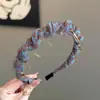 Faixa de cabelo minimalista estilo coreano em malha ondulada, com delicadas contas de cristal, um design moderno e volumoso, perfeita para criar um efeito de coroa alta e para uso como faixa para lavar o rosto.