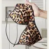 Lingerie sexy e sedutora com estampa de leopardo para mulheres com pouco busto, com efeito push-up, sem aro, design com costas cruzadas, sutiã ajustável que realça o busto
