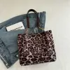 Bolsa casual de grande capacidade para o dia a dia para mulheres, nova coleção outono 2024, bolsa de ombro, bolsa de mão, bolsa tote em camurça com estampa de leopardo