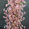 Simulación de boda, fila de flores, vaca, esquina, arco, arte floral, arreglo de ventana rosa, tira de flores, decoración de rosas para boda al aire libre