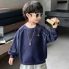 Roupas de primavera e outono para meninos 2026 novo moletom estiloso estilo coreano para meninos pequenos, top versátil de outono para crianças