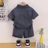 Conjunto de verano para niños 2026 nuevo estilo camisa de verano para niños manga corta conjunto de tres piezas ropa casual para bebé ropa infantil de moda