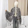 Lenço Novo Estampado de Leopardo Retrô Xale Versátil com Franjas Atmosférico Cachecol de Pescoço Quente e Fashion em Imitação de Caxemira Presente