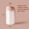 ¡Guau, esta botella de agua para estudiantes es de 350 ml, tiene tapa, permite beber directamente, es ligera, duradera, a prueba de fugas y tiene un diseño simple y portátil, perfecta para llevar a la escuela.